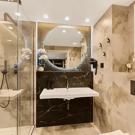 Golden Hour Apartments- Loft H 216 아파트 *