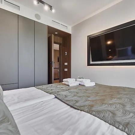 Golden Hour Apartments- Loft H 216 아파트 *